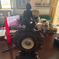 Orologio antico di legno con lampada.Meccedes