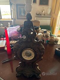 Orologio antico di legno con lampada.Meccedes