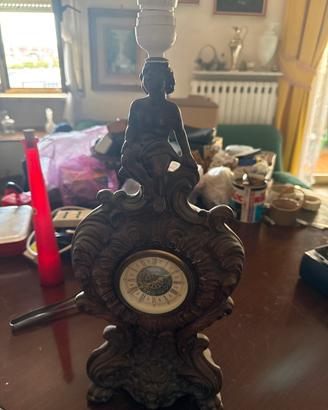 Orologio antico di legno con lampada.Meccedes
