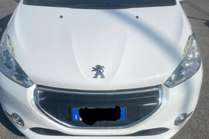 PEUGEUT 208
