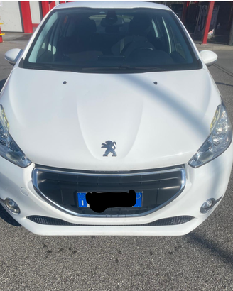 PEUGEUT 208