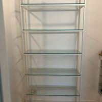 Libreria in ferro con ripiani in vetro