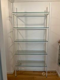 Libreria in ferro con ripiani in vetro