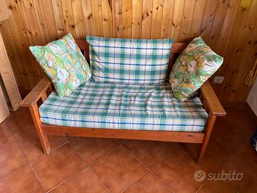 Divano a due posti in legno e tessuto