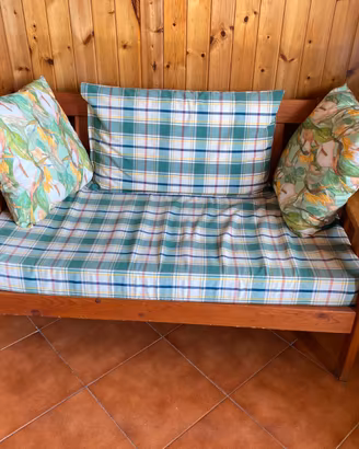 Divano a due posti in legno e tessuto