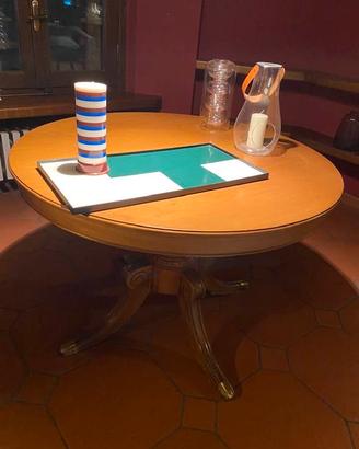 tavolo in legno in stile antico
