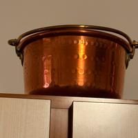 Pentola grande e piccola e caffettiera in rame