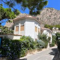 Ampio appartamento in villa sul mare