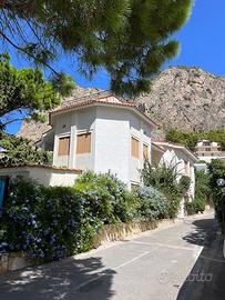 Ampio appartamento in villa sul mare