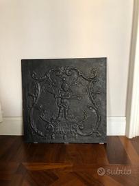 Antica piastra da camino in ghisa neoclassica