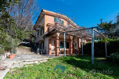 Poli: porzione di bifamiliare con giardino