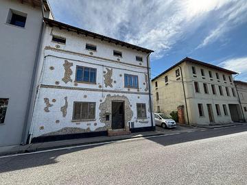 CASA ACCOSTATA AD UN LATO
