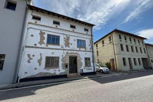 CASA ACCOSTATA AD UN LATO