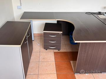 Scrivania angolare con cassettiera e mobile basso