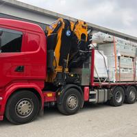 Camion con gru