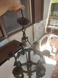 Lampadario in ferro battuto effetto medioevo 