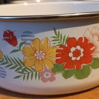 ciotole di metallo smaltate a tema floreale