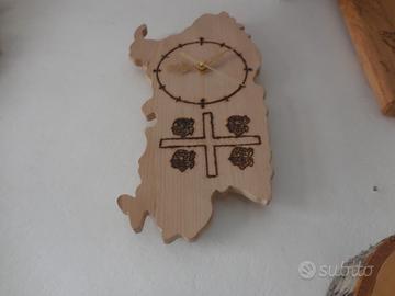 Orologio in legno a forma di Sardegna i 4 Mori