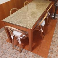 Tavolo in legno con piano in granito