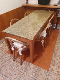 Tavolo in legno con piano in granito