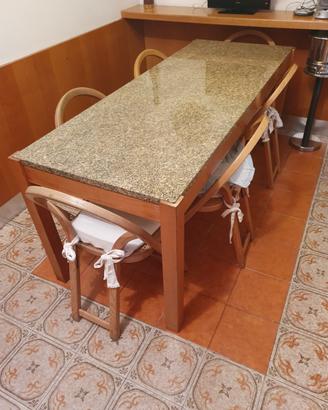 Tavolo in legno con piano in granito