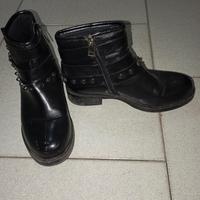 Stivali neri con borchie 