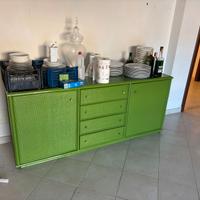 credenza laccata  lampadario dorato