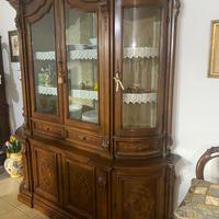 Credenza, tavolo con sedie e mobili