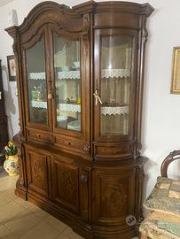 Credenza, tavolo con sedie e mobili