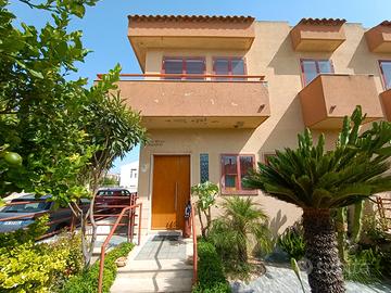 Villetta a schiera con giardino e veranda Rif. 361