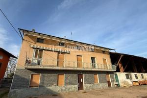 AMPIO CASCINALE CON TERRENO!!