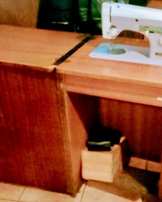 Macchina da cucire vintage Necchi mod 267