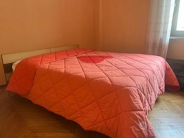 Letto matrimoniale e due comodini