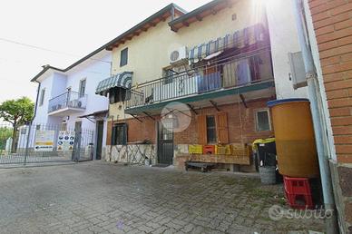 3 LOCALI A MONTECHIARUGOLO