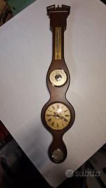 Orologio vintage da parete e stazione meteo