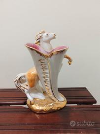 Vaso in porcellana con cavallo rampante 