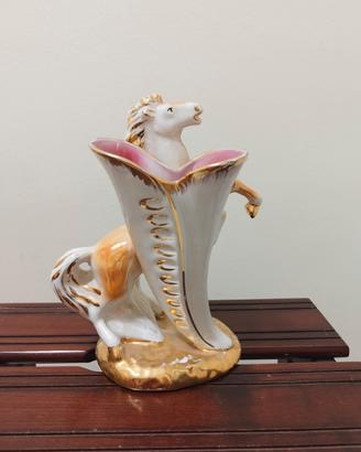 Vaso in porcellana con cavallo rampante 