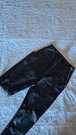 Pantaloni in ecopelle nera Bershka con zip