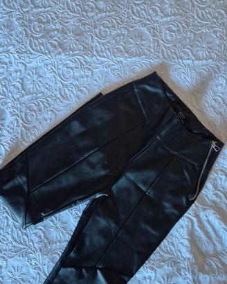 Pantaloni in ecopelle nera Bershka con zip