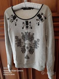 felpa di colore grigio