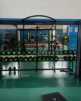 Palestra intera parco macchine attrezzi fitness