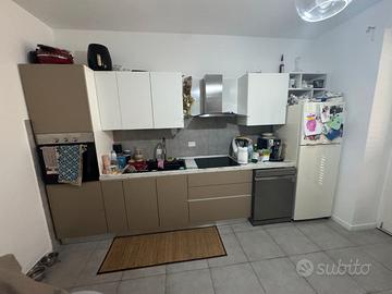 cucina completa di elettrodomestici