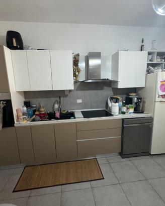 cucina completa di elettrodomestici
