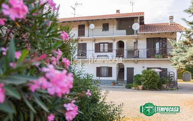 Terratetto con tre appartamenti e giardino privato