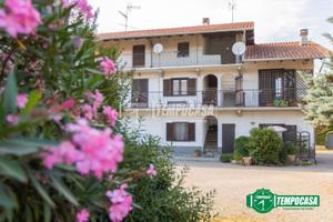 Terratetto con tre appartamenti e giardino privato