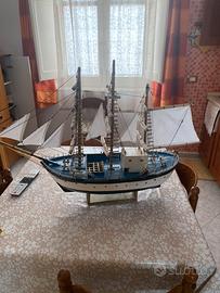 Veliero in legno fatto a mano
