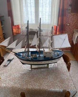 Veliero in legno fatto a mano