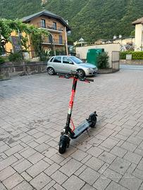 Monopattino ducati pro evo 2 e il caricatore