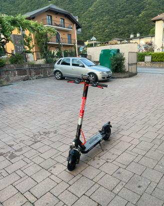 Monopattino ducati pro evo 2 e il caricatore