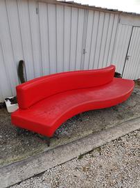 divano in pelle rossa
